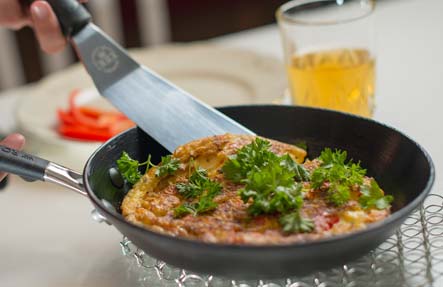 Guss Pfanne bei Verwendung mit Metallpfannenwender