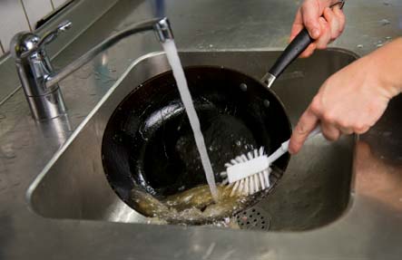 Gusseisenpfanne reinigen