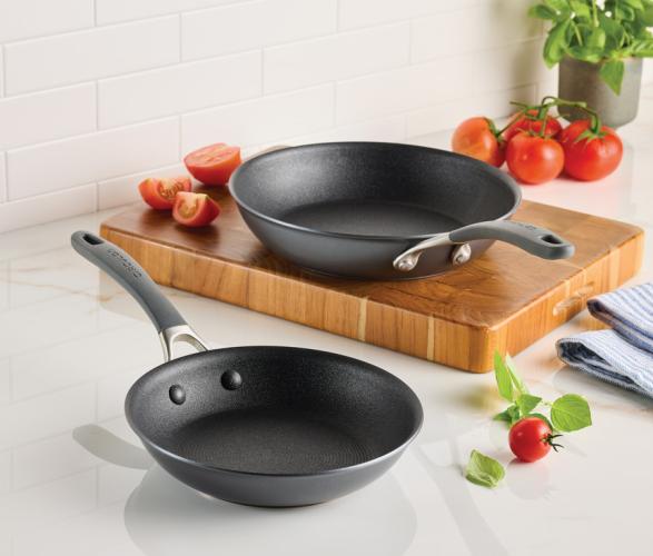 Preview: 2-teiliges Bratpfannen-Set von Circulon steht in der Küche auf der Arbeitsplatte