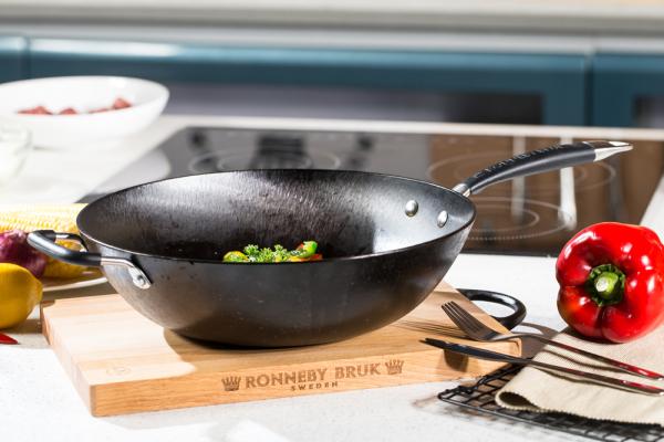 Preview: Ronneby Bruk Ultra Light Gusseisen Wok-Pfanne mit silikonummanteltem Griff