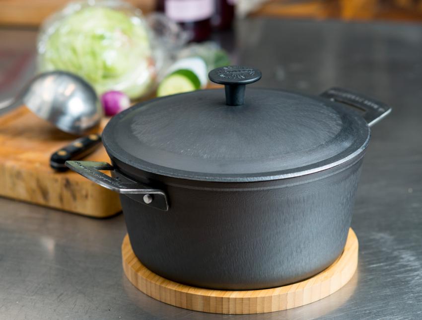 Ronneby Bruk Ultra Light Professional Gusseisen Kochtopf mit Schmiedeeisengriffen und Deckel