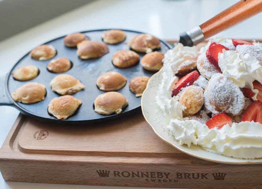 Ronneby Bruk Maestro Gusseisen Poffertjes-Pfanne 24cm mit braunem Buchenholzgriff