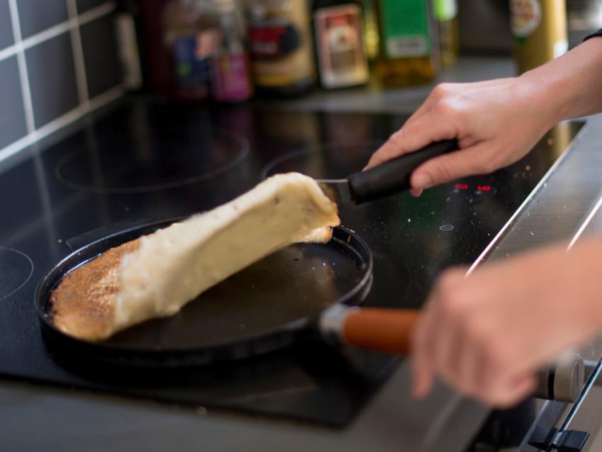 Ronneby Bruk Maestro Gusseisen Crépe-Pfanne 24cm mit braunem Buchenholzgriff